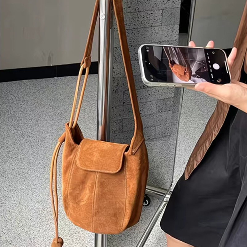 Bolso tipo cubo de ante esmeri - Interior Design High End reseña y precio